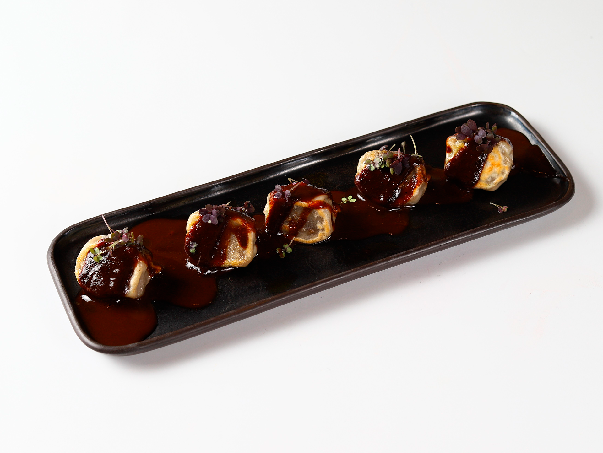 Гедза с томлеными щечками и соусом Деми гляс