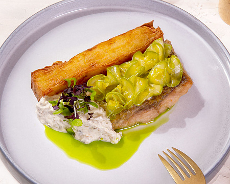 Сазан с хрустящим гратеном и грибной сметаной