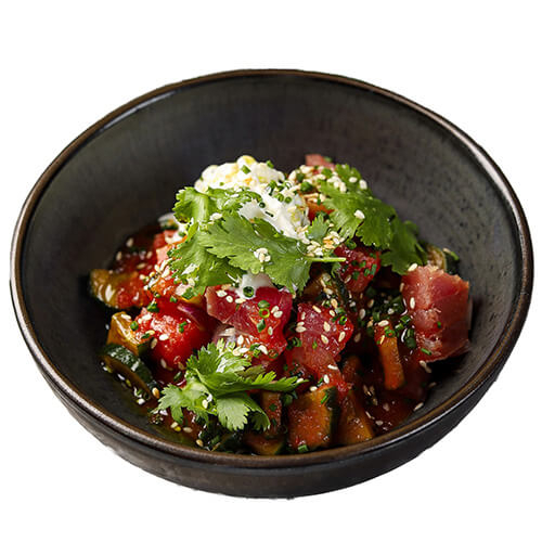 Севиче из тунца с томатами Юдзу, битыми огурцами и страчателлой