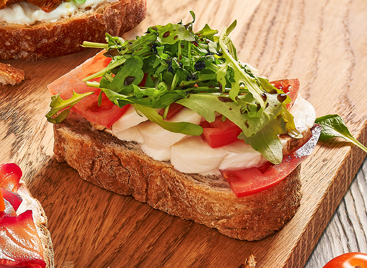 Бутер с моцареллой и томатами