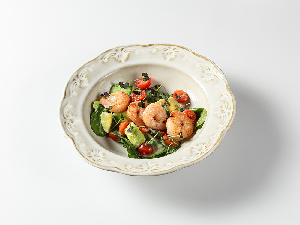 Тигровые креветки с томатами и авокадо