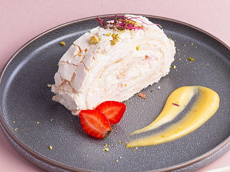 Меренговый рулет с ягодами