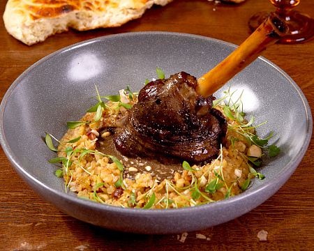 Голень ягненка с булгуром и сухофруктами