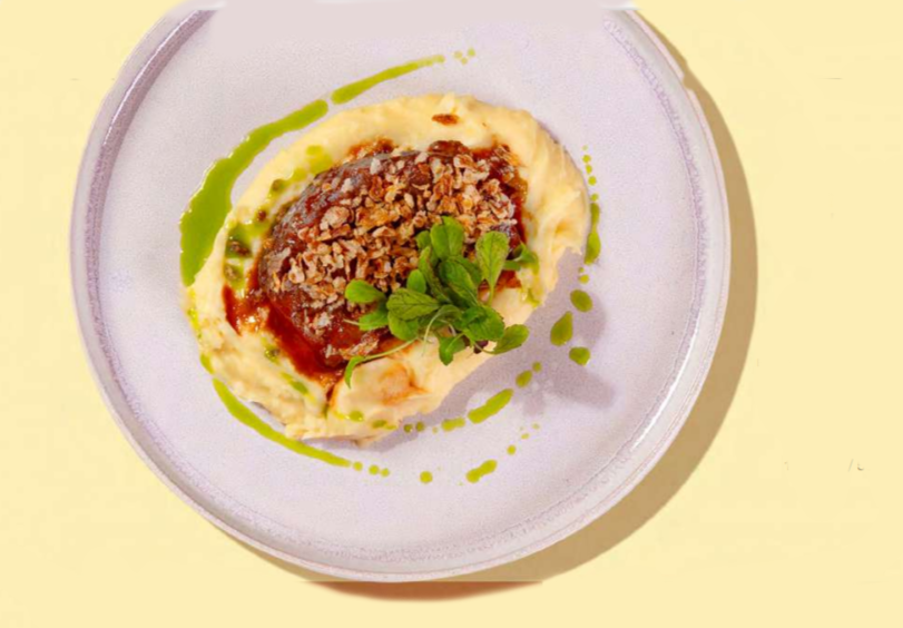 Щечки теленка с картофельно-сырным пюре