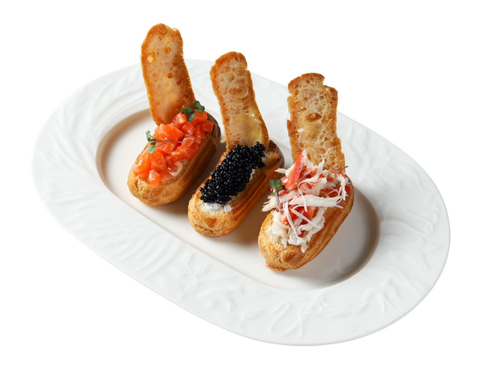Мини-эклеры с крабом, лососем и икрой палтуса