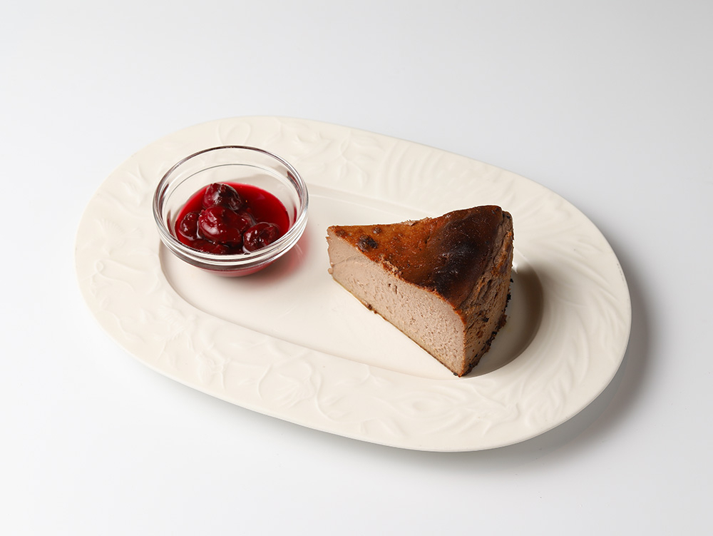 Шоколадный чизкейк Сан Себастьян с вишневым компоте