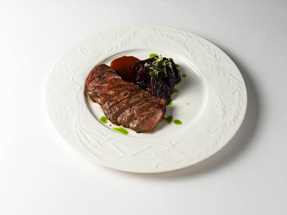 Стейк Вегас с пряной свеклой
