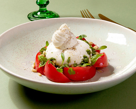 Буррата с томатами