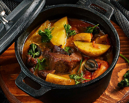 Барашек с овощами, томленный в чугунке