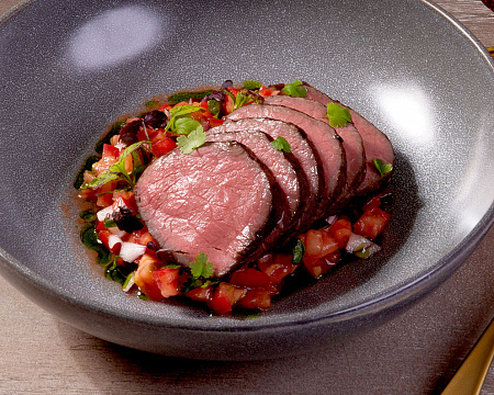 Телятина со спелыми томатами и копченным