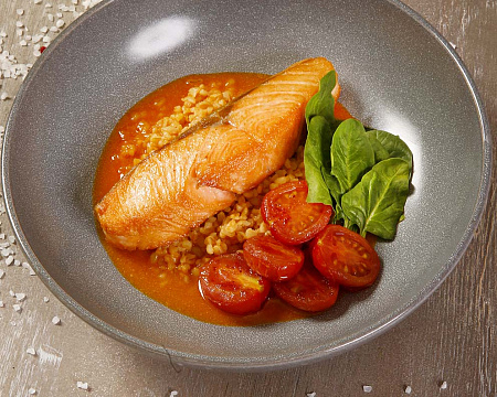 Лосось с булгуром в соусе Биск