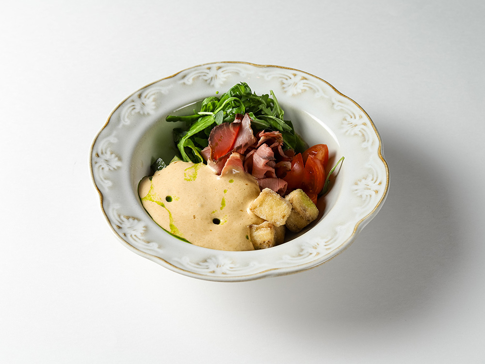 Салат с ростбифом и хрустящими баклажанами