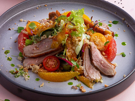 Цитрусовый салат с жаренной уткой