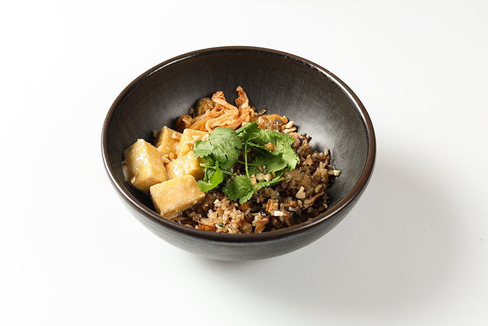 Рис BBQ с грибами, тофу и ореховым соусом