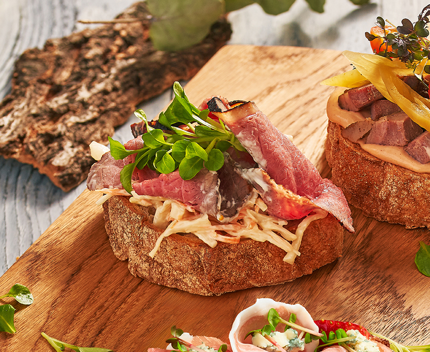 Бутер с ростбифом и салатом Коул Слоу