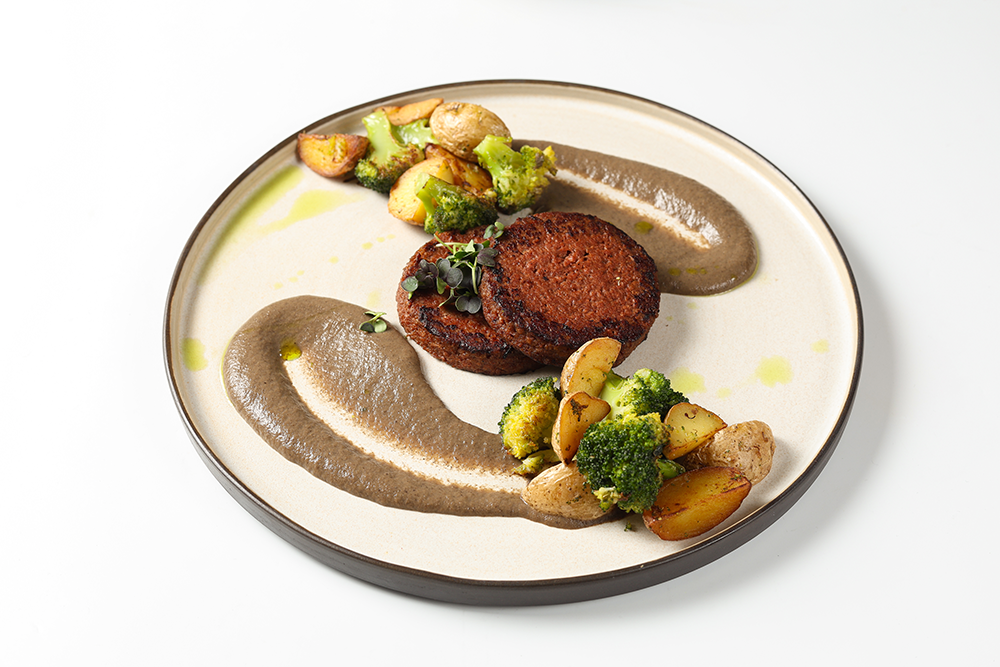 Бифштекс из соевого мяса с картофелем, брокколи и грибным муссом