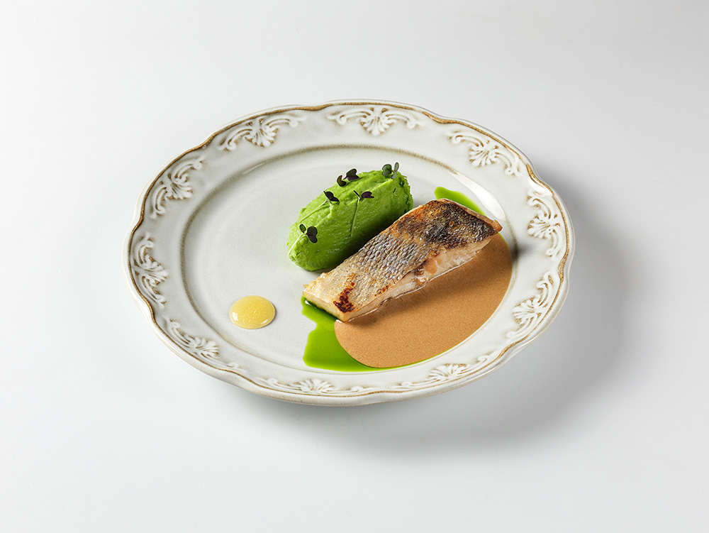 Судак с картофелем, шпинатом и соусом бер блан юдзу