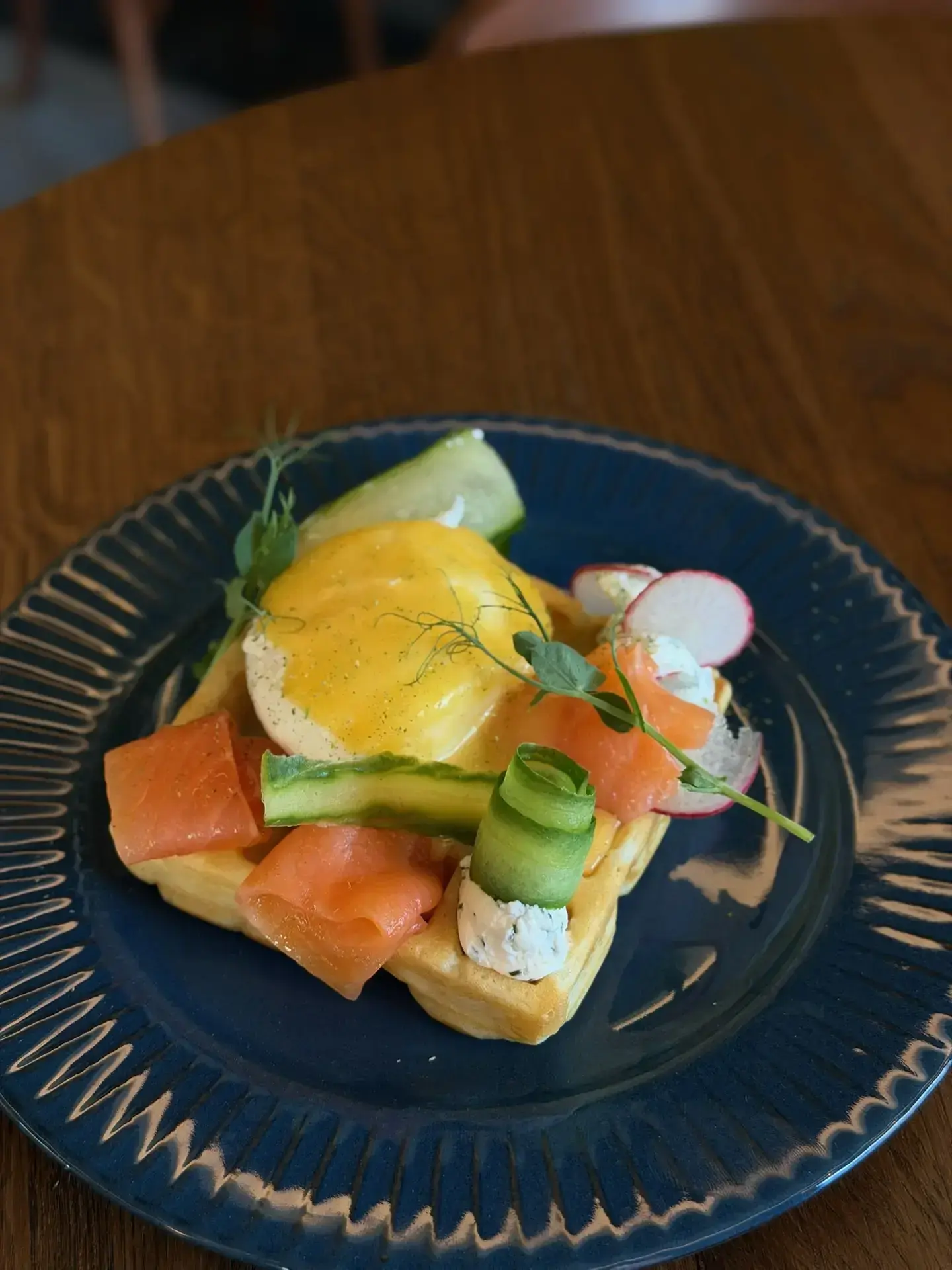 Вафля с форелью и голландским соусом 220 гр