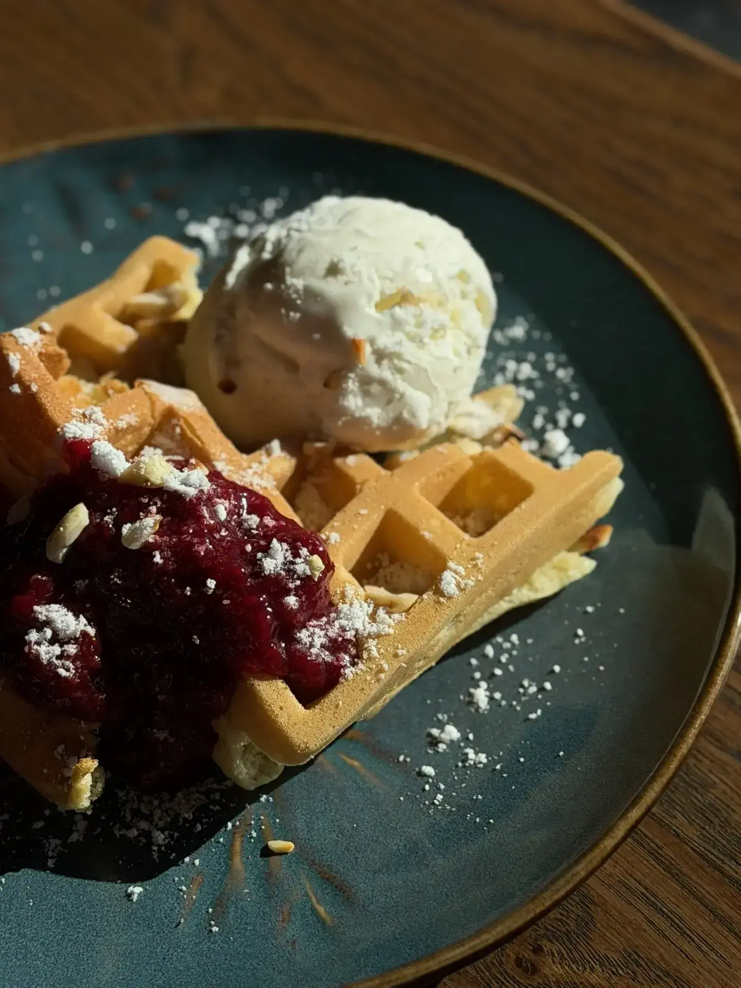 Вафля с малиновым вареньем и мороженым 150 гр