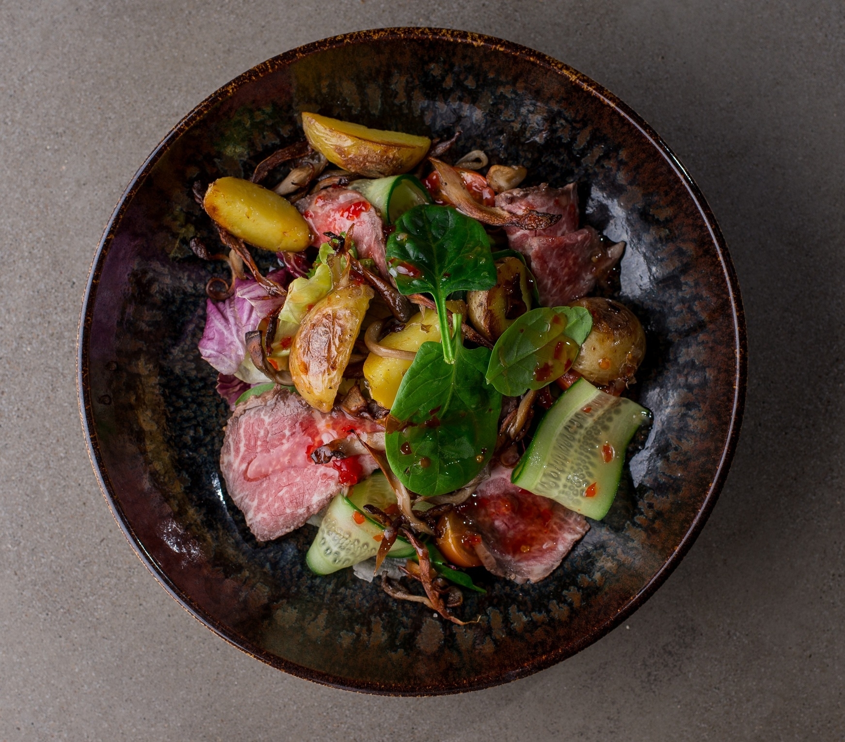 Салат с ростбифом и грибами шиитаке