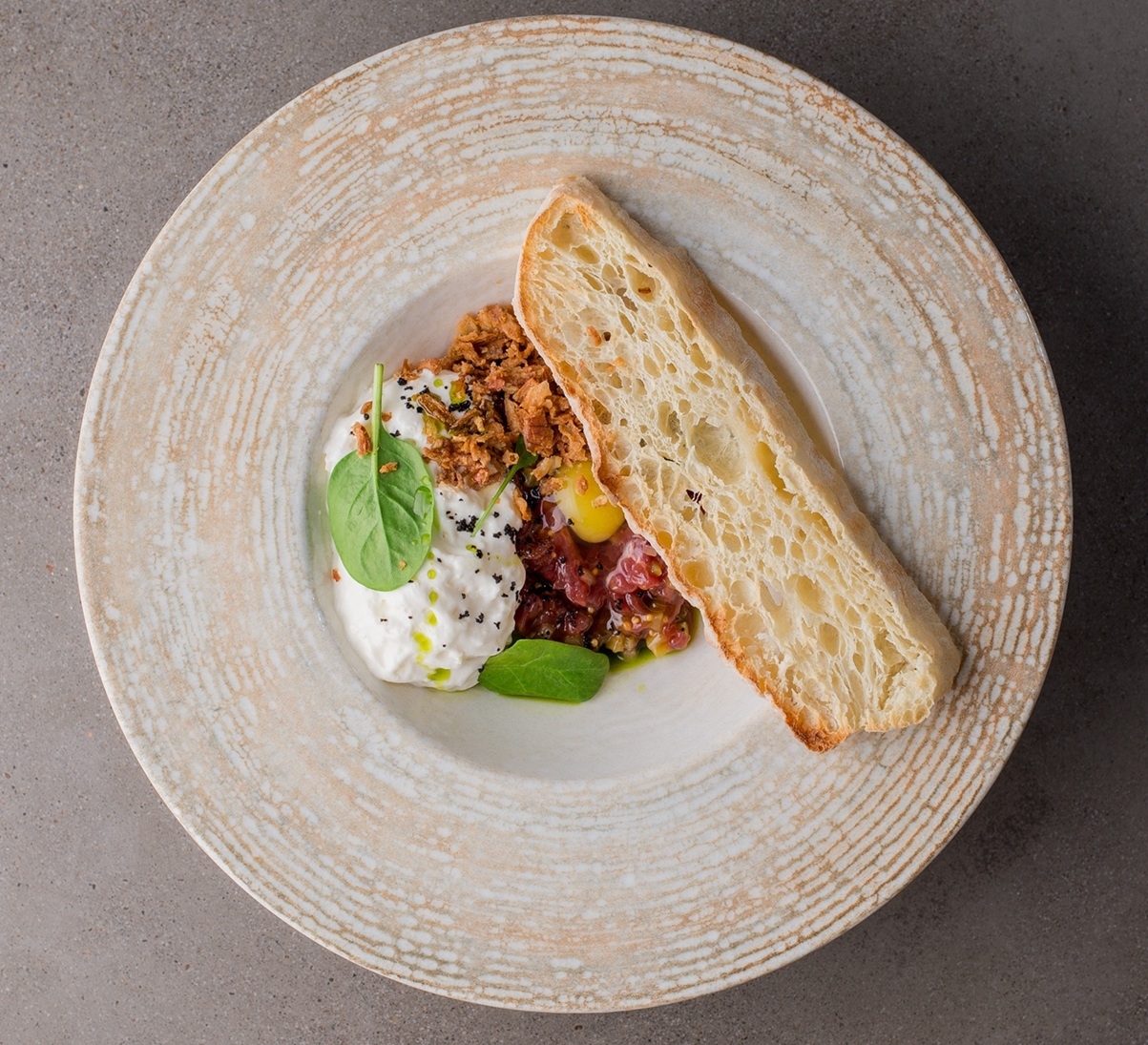 Тартар из говядины с сырным муссом