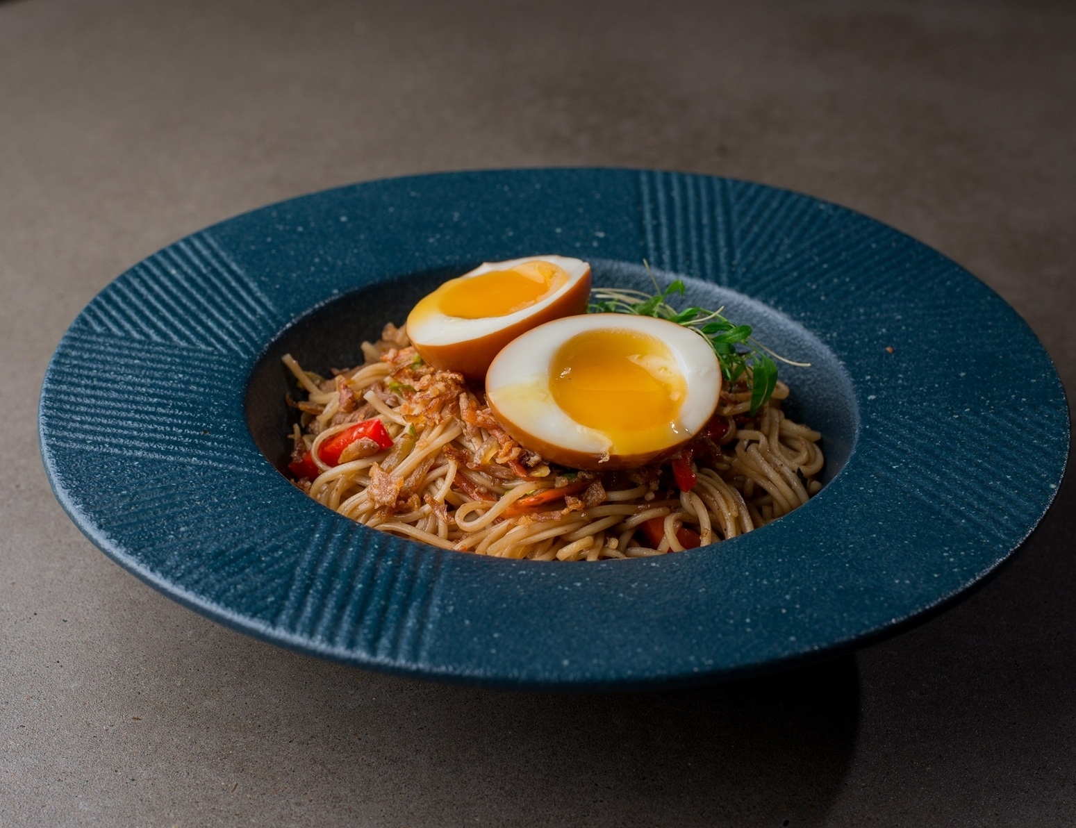 Жареная лапша со свининой и овощами