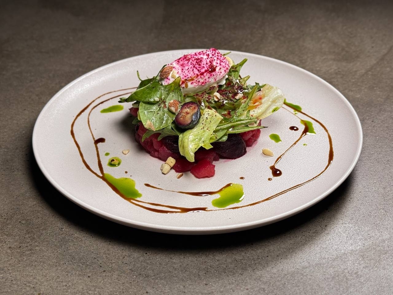 Салат с тунцом и печеной свеклой