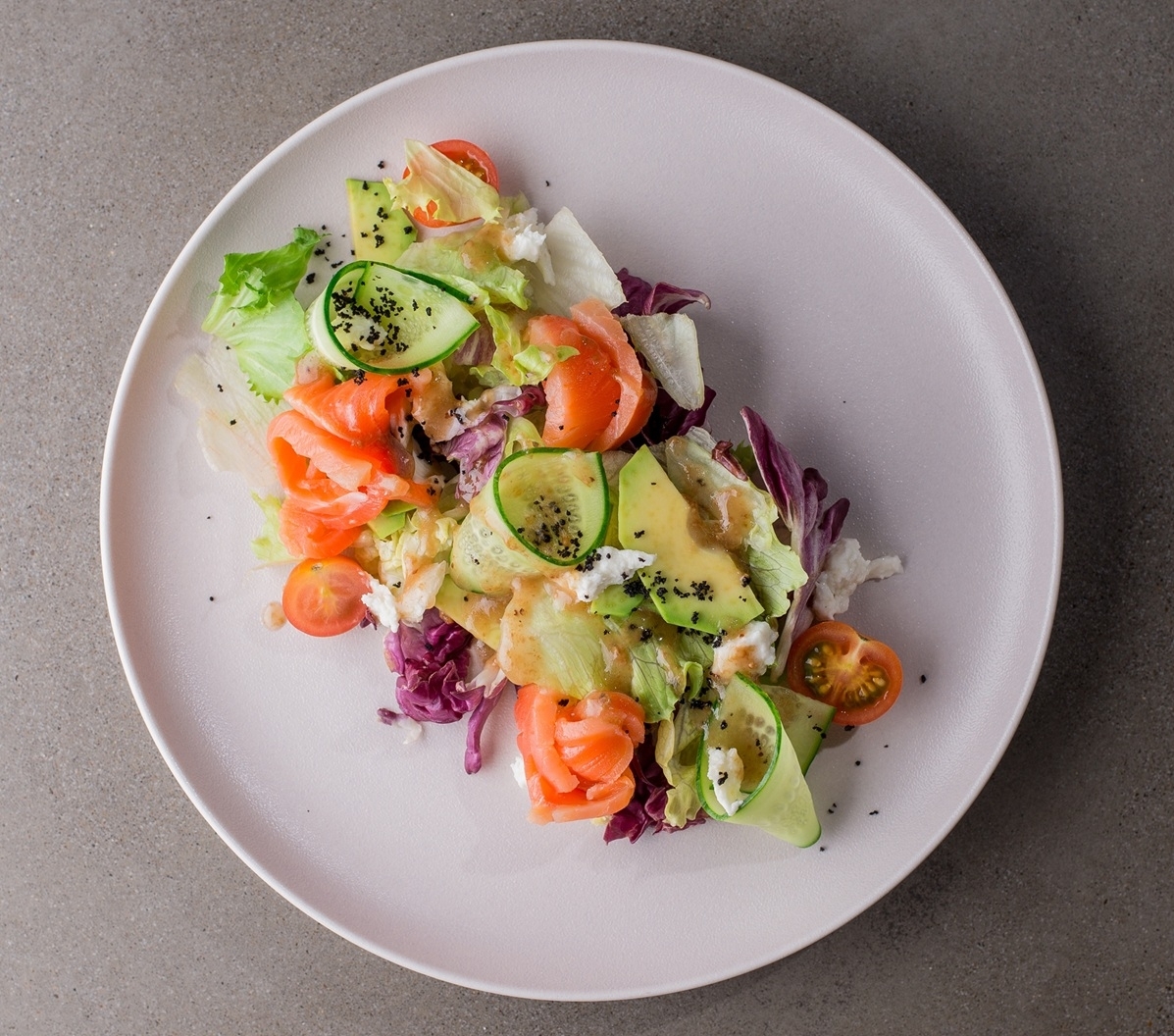 Салат с лососем и авокадо 