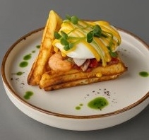 Вафля с креветками и соусом карри.