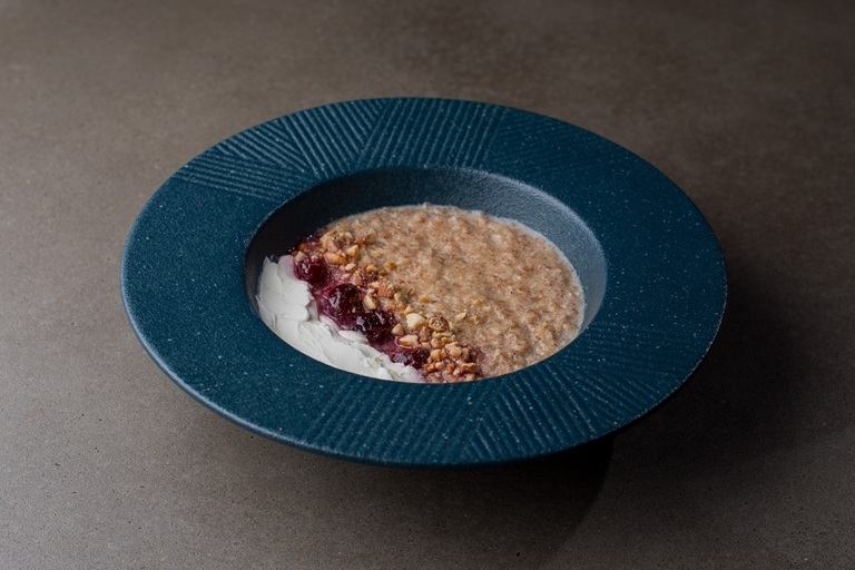 Гречневая каша с вишней и творожным сыром