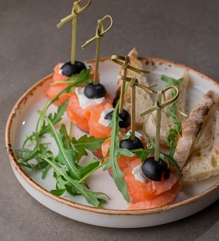 Рулетики из лосося