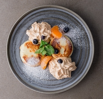 Сырники с маком, рикоттой и взбитой сгущенкой