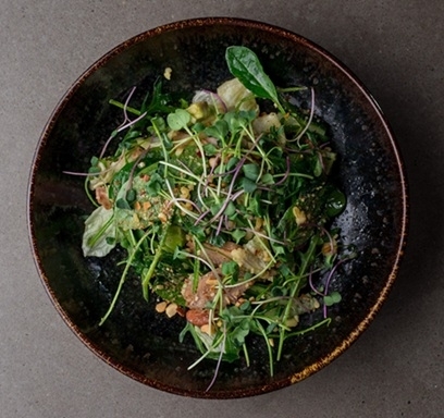 Зеленый салат с индейкой и булгуром