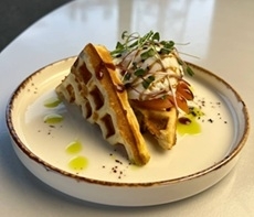 Вафля с Лососем и Пашот.