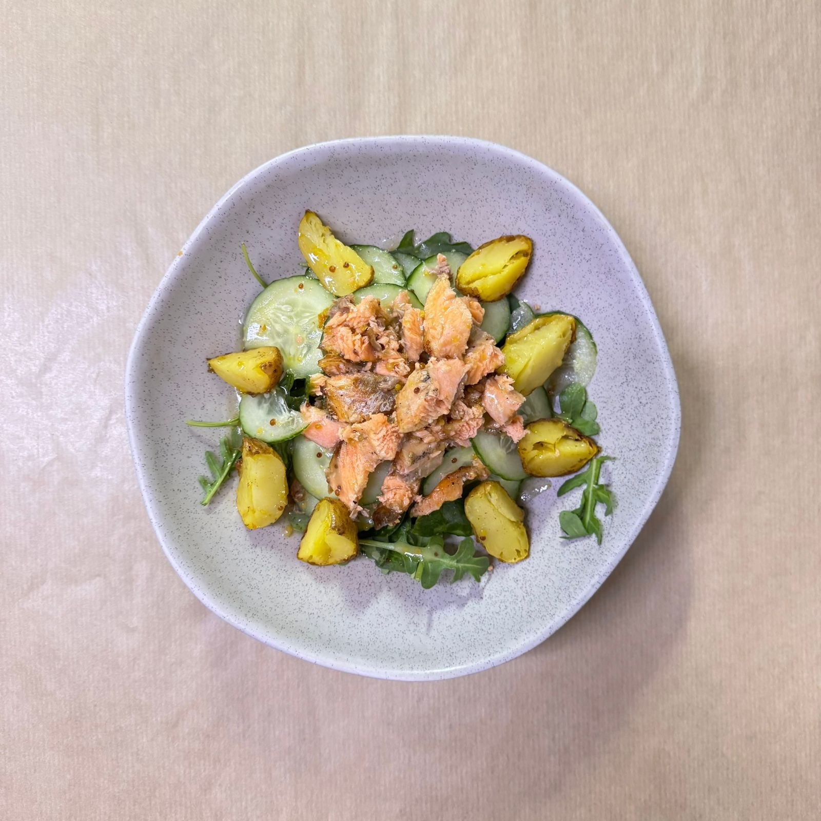 САЛАТ с печеной форелью