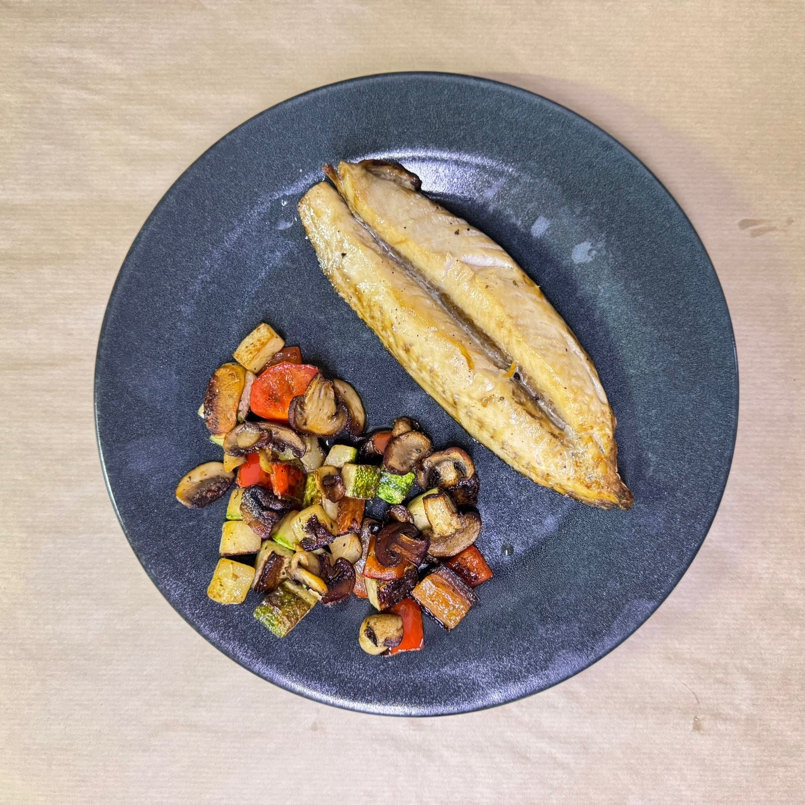 СКУМБРИЯ запеченная с овощами