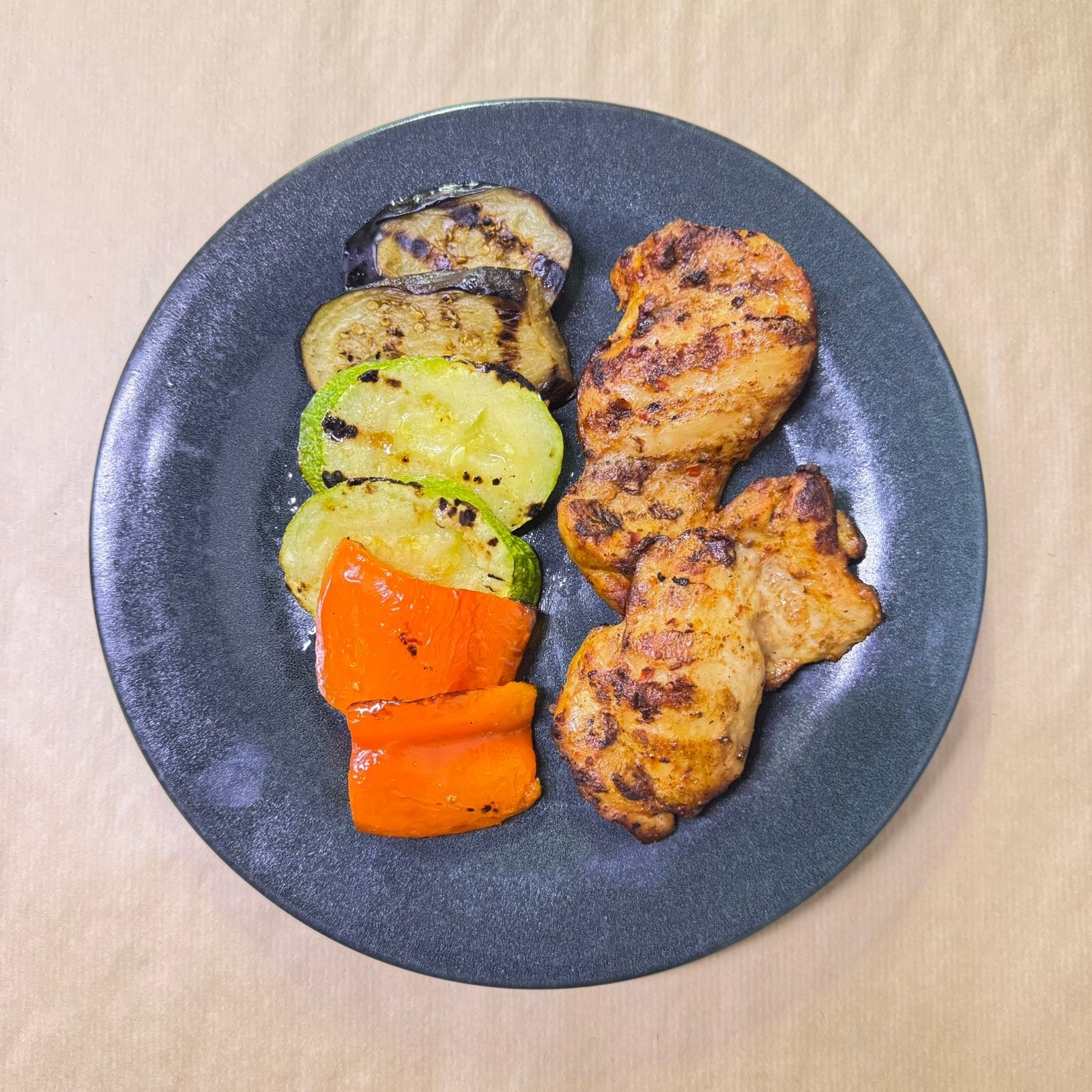 КУРИНОЕ БЕДРО в АДЖИКЕ с овощами гриль