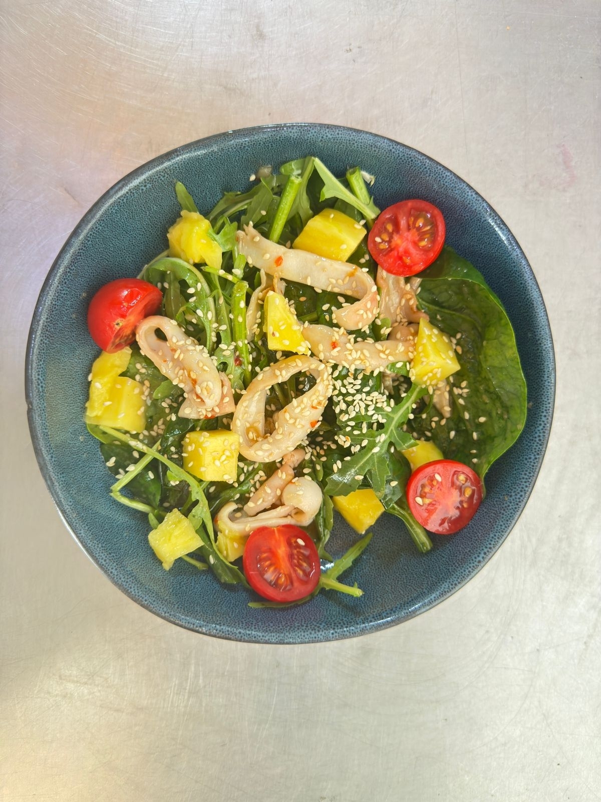 САЛАТ с кальмаром и манго