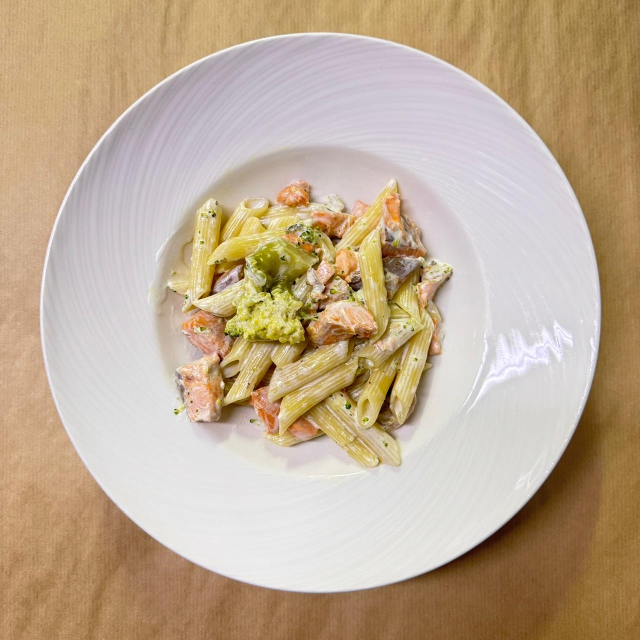 ПЕННЕ лососем и брокколи