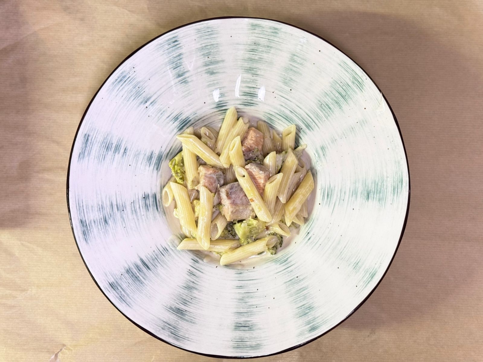 Пенне лососем и брокколи