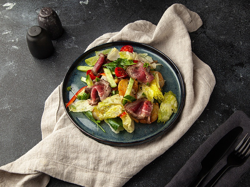 Теплый салат с ростбифом