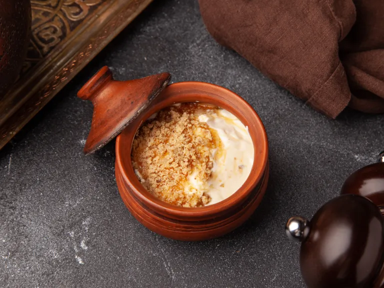 Мацони с медом и орехами