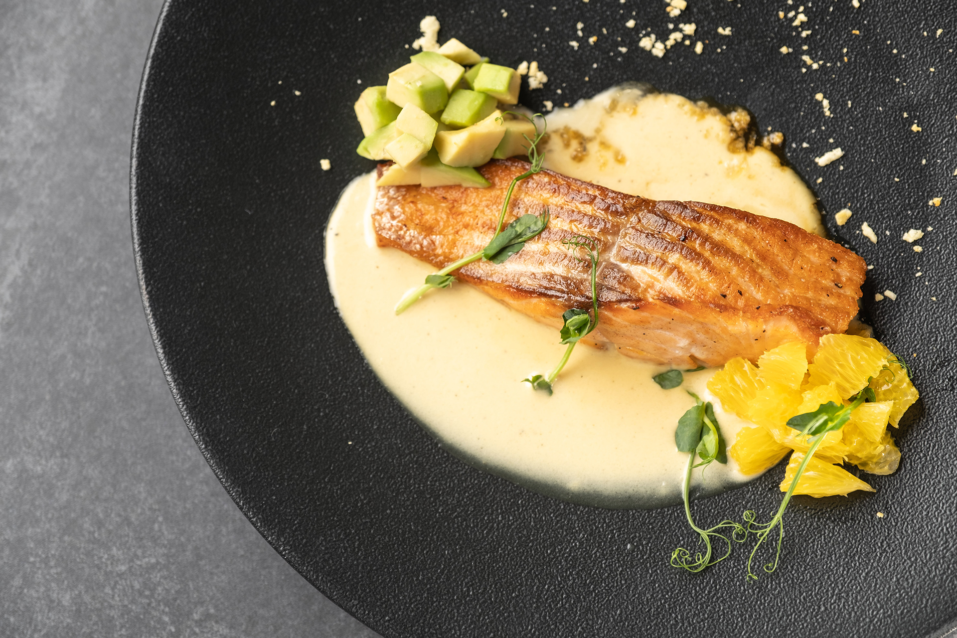 Стейк из семги под сливочно-апельсиновым соусом