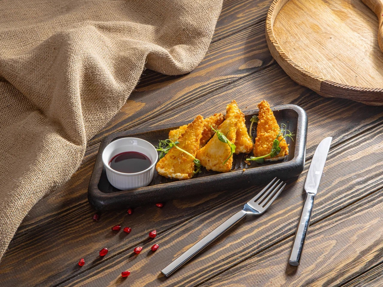 Жареный сулугуни с вишневым соусом