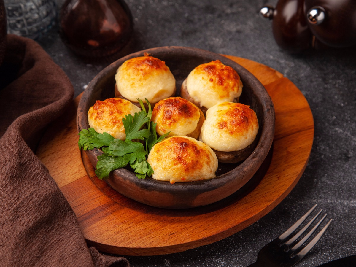 Шампиньоны с сыром сулугуни