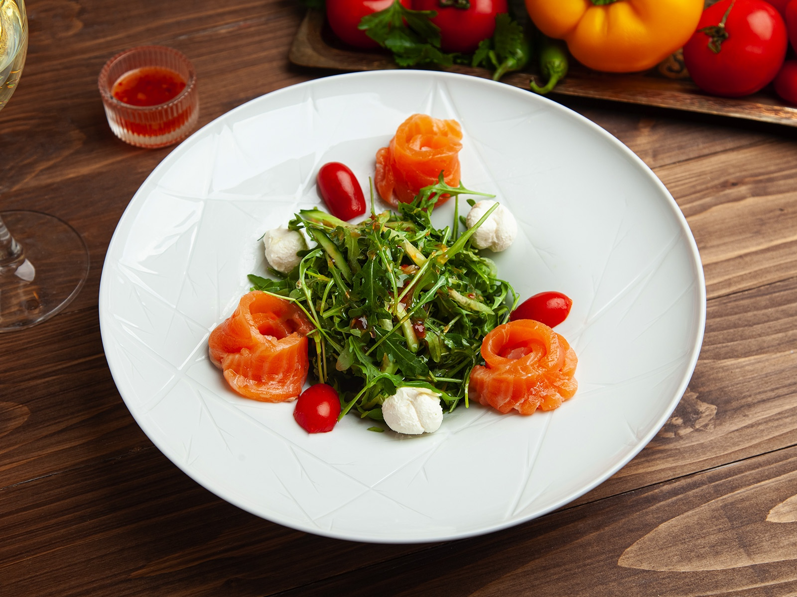 Салат с лососем и рукколой