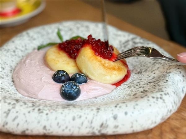Сырники с брусникой