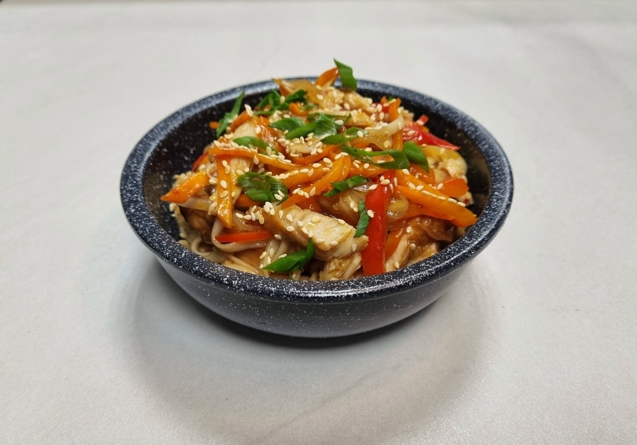 Удон с курицей в пикантном соусе