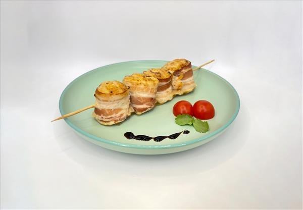 Шашлычки куриные с беконом (4 шт/700 гр)