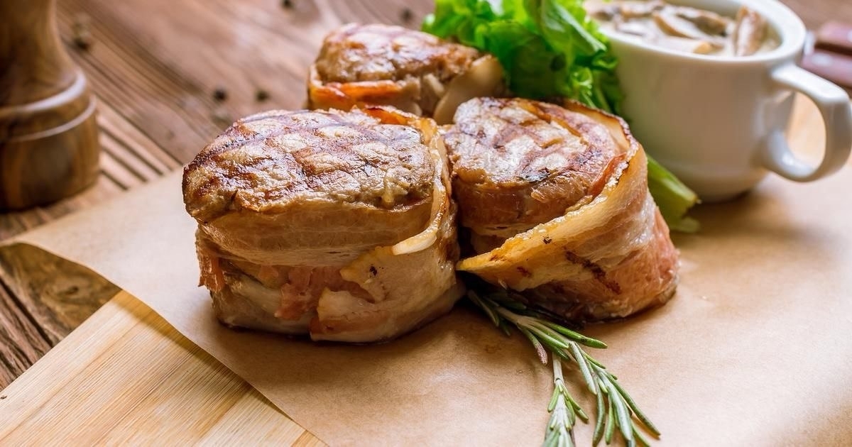 Медальоны из свинины в медово-горчичном соусе